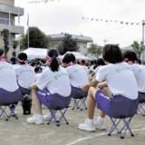 【学校】「体育座り」見直しの動き…体育祭で携帯パイプ椅子使用も、生徒「腰痛くないし集中できる」