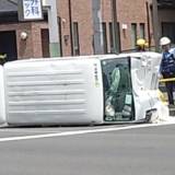 【事故】維新の会の街頭宣伝車が横転 配電設備に衝突、300戸が一時停電