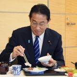岸田首相、昼食で福島産水産物に舌鼓 処理水放出後の安全性アピール