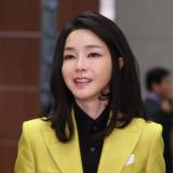 韓国大統領夫人、「犬の食用禁止」会見場にサプライズ登場「最後まで努力」