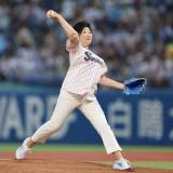 【東京都の小池百合子知事】プロ野球の始球式で膝を剥離骨折　全治２カ月でテレワークへ