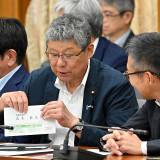 【政治】“パンツ高木”元大臣が手元でこっそり開いた白いもの　政治資金パーティーは止まらない