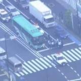 【事件】バス車内で”刃物振り回す”　20代男性刺されけが　男を現行犯逮捕　中国人留学生どうしのトラブルか　東京・港区