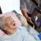 ベッドの上で再審開始を待つ97歳は何度もうなずき涙ぐんだ。「アヤ子さん、無罪を勝ち取りました」…家族も意気上がる「次はお母さんたちの番」　第4次請求中の大崎事件