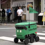 【宅配】「歩道」争奪戦！？Uber「自動配送ロボ」走ります！今後、歩道は人間とロボットが共有しあうのか