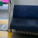 【迷惑行為】電車の端っこ座ったらカバン当たる問題、みんな同じ悩みで大共感！