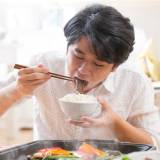 【マナー違反？】日本独自の食文化？おかずを食べて白飯を食す「口内丼」に賛否