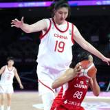 【バスケ】「228センチもありません」超巨大な中国女子バスケ17歳が“リアルな身長”を明かす！地元メディアが紹介した「両親のDNAと成長軌跡」にも驚愕