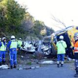 しょうゆを積んだタンクローリーが高速道路から５ｍ転落、停車中の車に衝突し計２人けが…群馬・高崎市