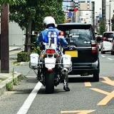 【元警察官が解説】謎の「白バイコスプレおじさん」 違反じゃないの？ 「警察”風”」の白バイクに青ユニフォームが話題に… 法的にはどうなる？