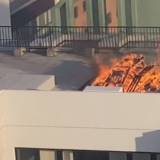 【火事】マンションの屋上でBBＱ→炭火が引火して共用部で家事…住民が避難、一時騒然　札幌