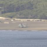 【神奈川県】茅ヶ崎の海岸にアメリカ軍とみられるヘリコプターが不時着