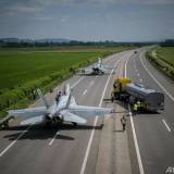 【国際】 スイス空軍、高速道路で離着陸演習