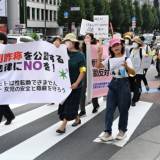 【社会】｢女性だけの女子トイレを返せ！｣ 男性器あるままで女性になれるかもしれない流れについて、女性らがデモ