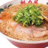 【魁力屋】《ネギたくあん食べ放題》でまさかのファン爆増「ラーメン魁力屋」業績が絶好調の理由…ラーメン不況にも負けない「オンリーワン戦略」とは